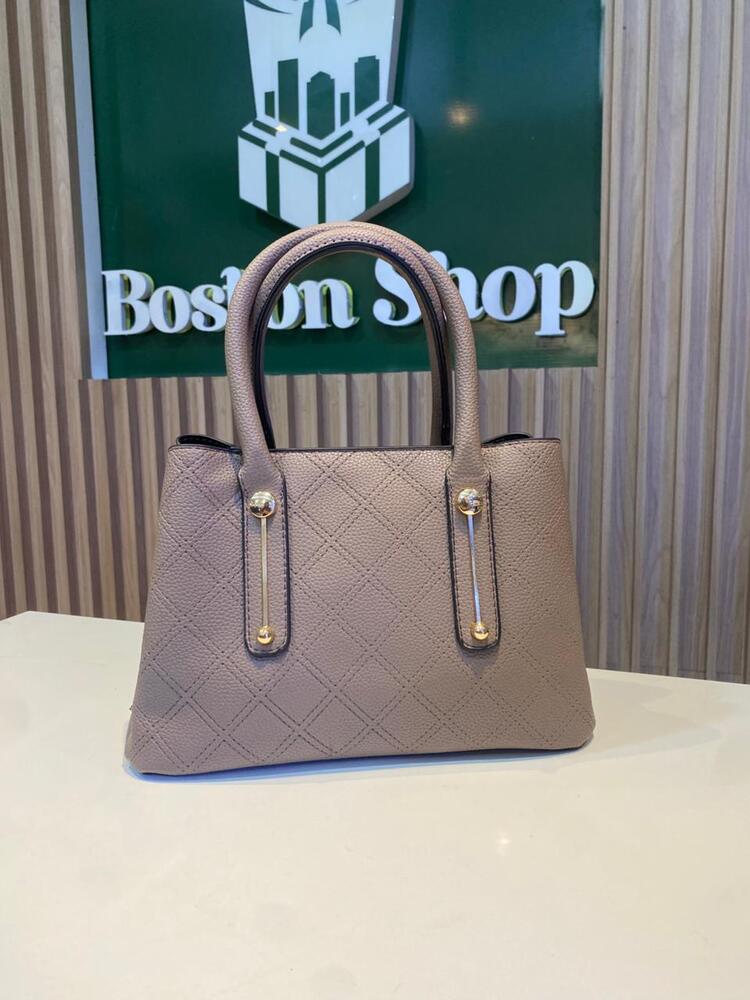 Cartera Beige Elegante Texturizada con Detalles Dorados